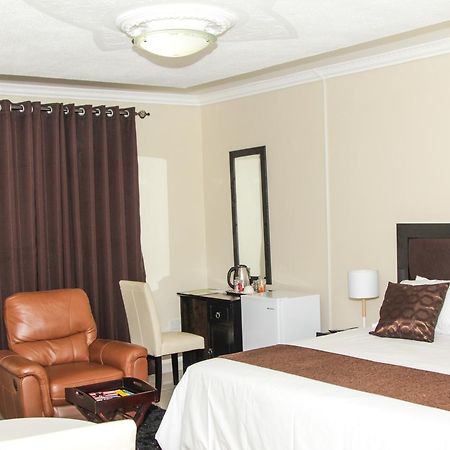 Streets Of Gold Guest House Gaborone Buitenkant foto